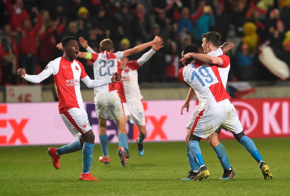 开云·体育官网-关于塞维利亚训练开放日，冲刺阶段战术微调引欢呼，英超在即，资深球员宣示担当的信息